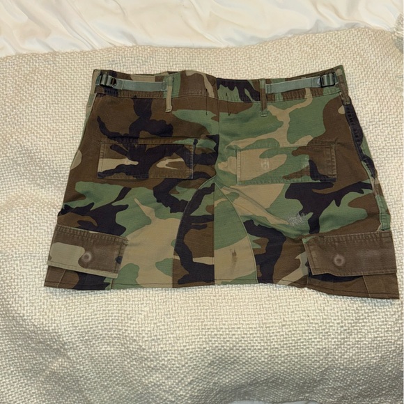 NEW Furst of a kind $178 camo mini skirt.
Size small - Picture 3 of 3